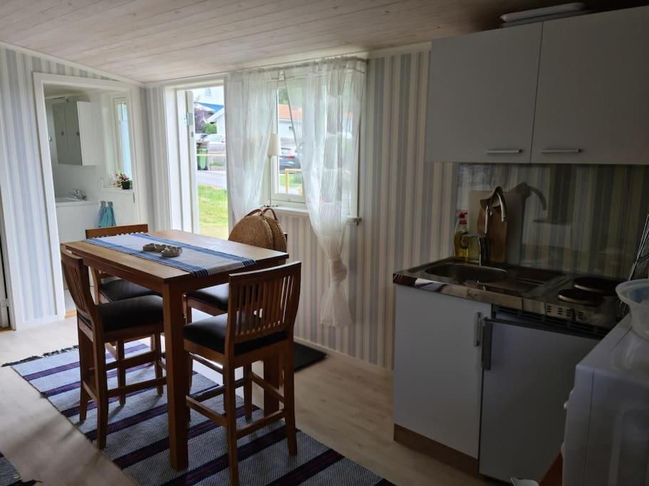 Foertjusande Gaesthus Med Parkering Fjällbacka Exteriér fotografie